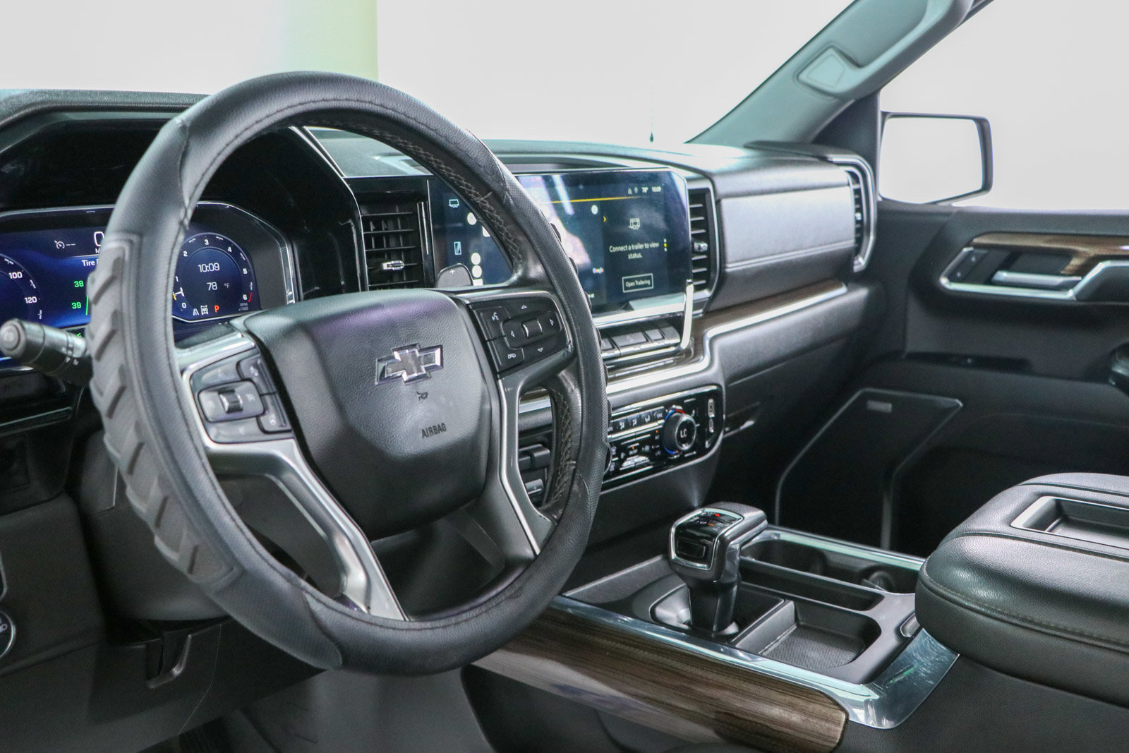 Used 2022 Chevrolet Silverado 1500 LT Trail Boss w/ Convenience Package II AWD/4WD image 25