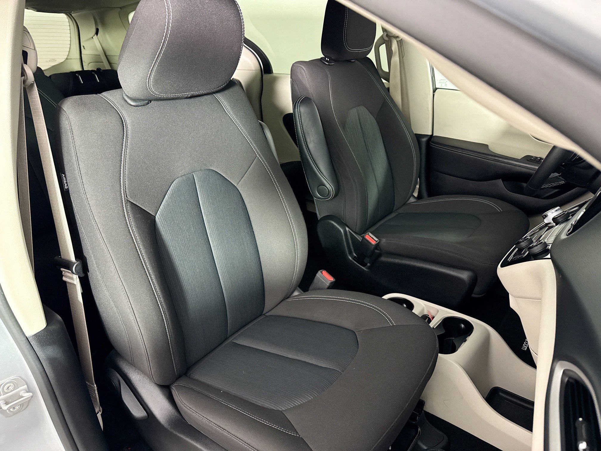 Used 2023 Chrysler Voyager LX image 33