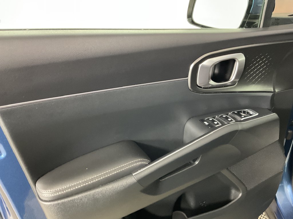 Used 2025 Kia Sorento EX w/ EX Panoramic Sunroof Package AWD/4WD image 17