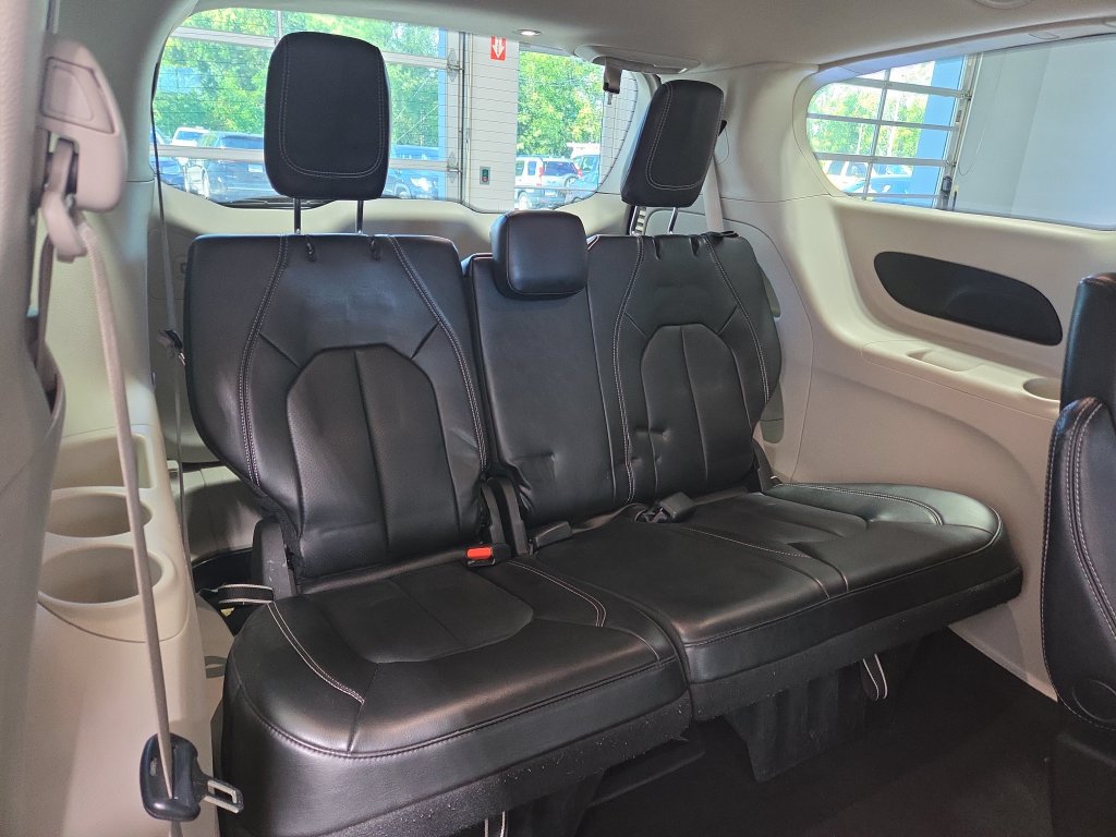 Used 2023 Chrysler Pacifica Touring-L FWD image 14