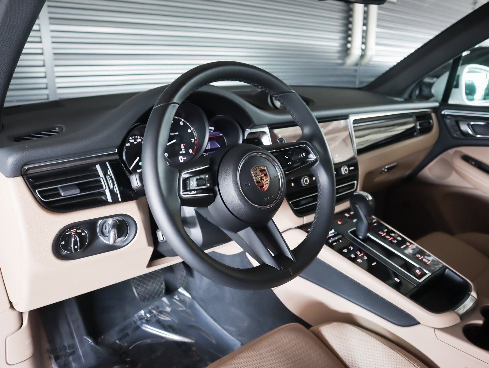 Certified 2025 Porsche Macan image 4