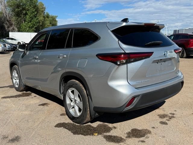 Used 2022 Toyota Highlander LE AWD/4WD image 3