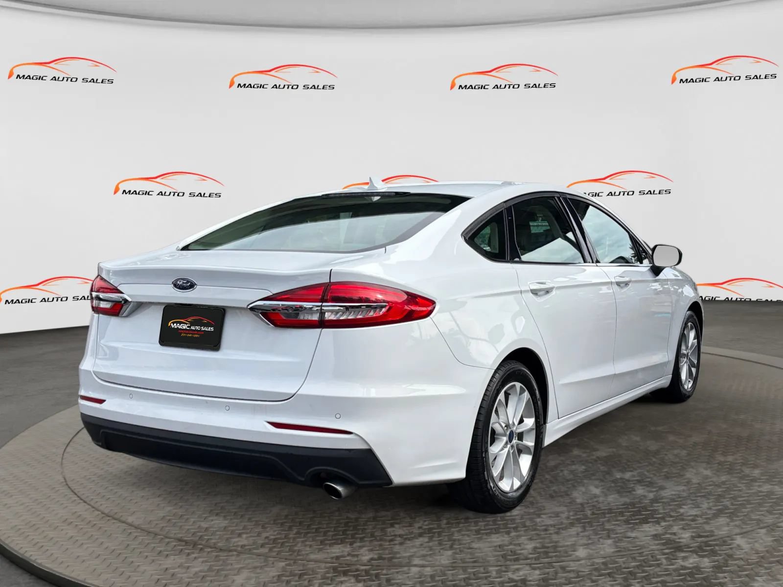 Used 2019 Ford Fusion SE FWD image 10
