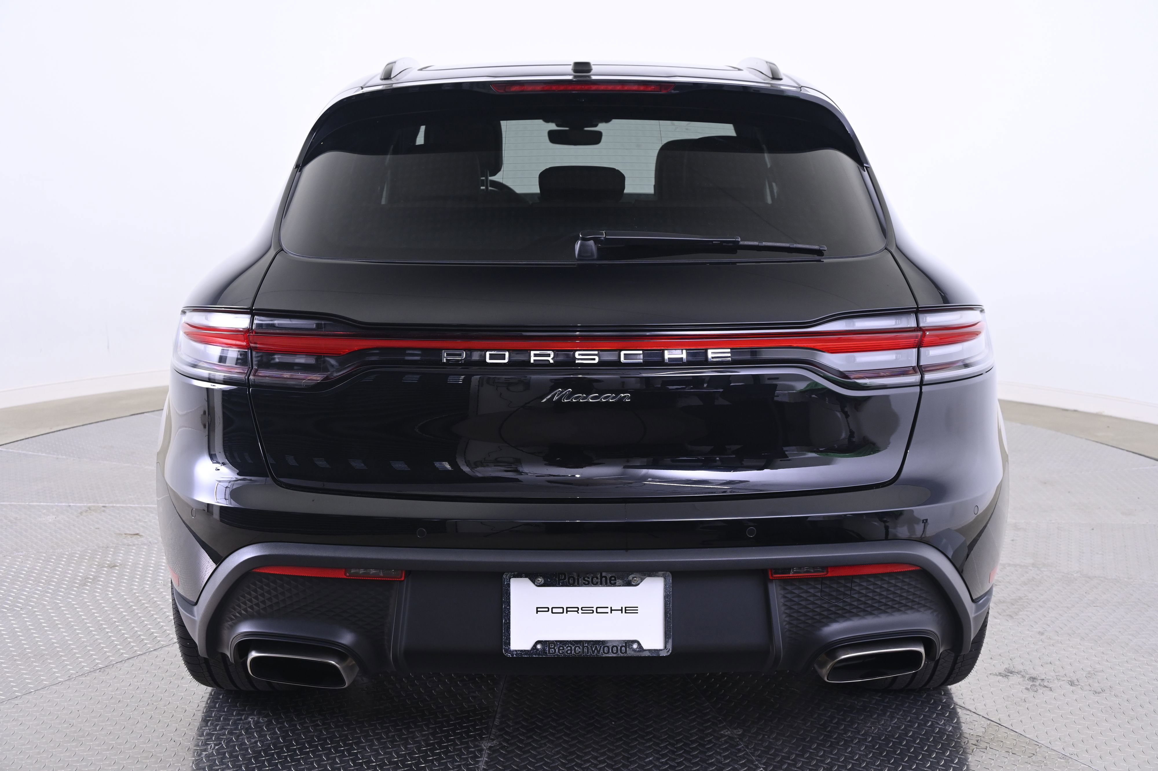 Certified 2025 Porsche Macan image 6