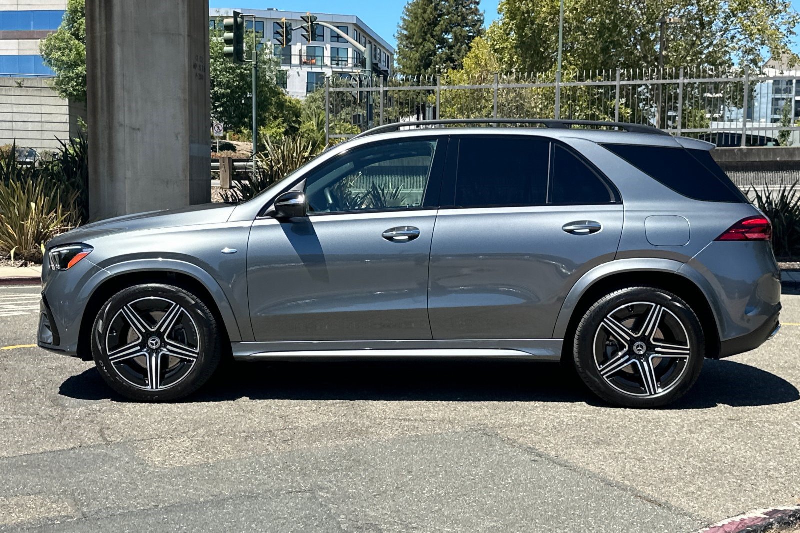 Used 2025 Mercedes-Benz GLE 450e 4MATIC image 2