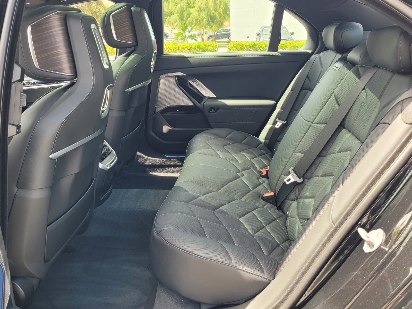 New 2026 BMW 750e xDrive w/ Executive Package image 11