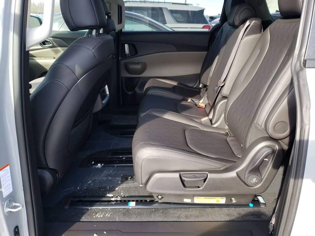 New 2026 Kia Carnival EX FWD image 23