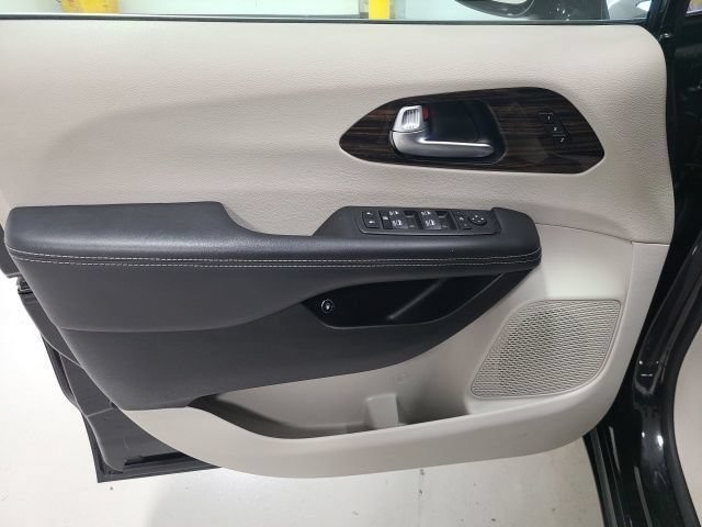 Used 2023 Chrysler Pacifica Limited FWD image 23