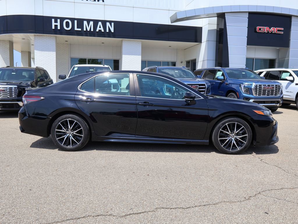 Used 2021 Toyota Camry SE w/ Cold Weather Package FWD image 2