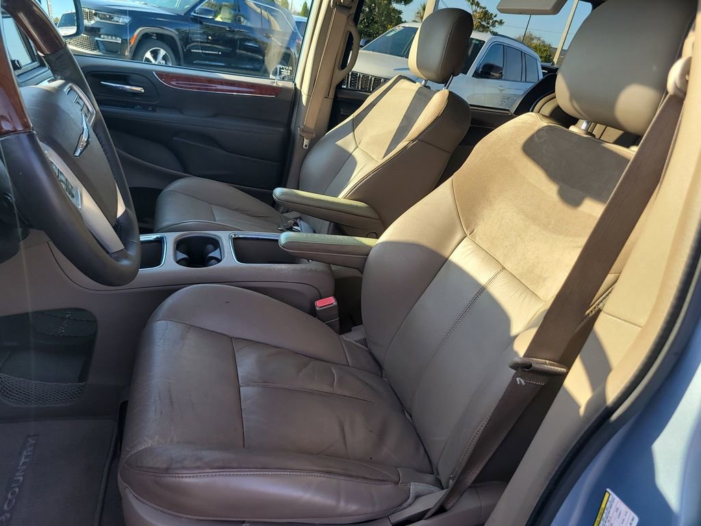 Used 2013 Chrysler Town & Country Limited w/ Luxury Group image 19