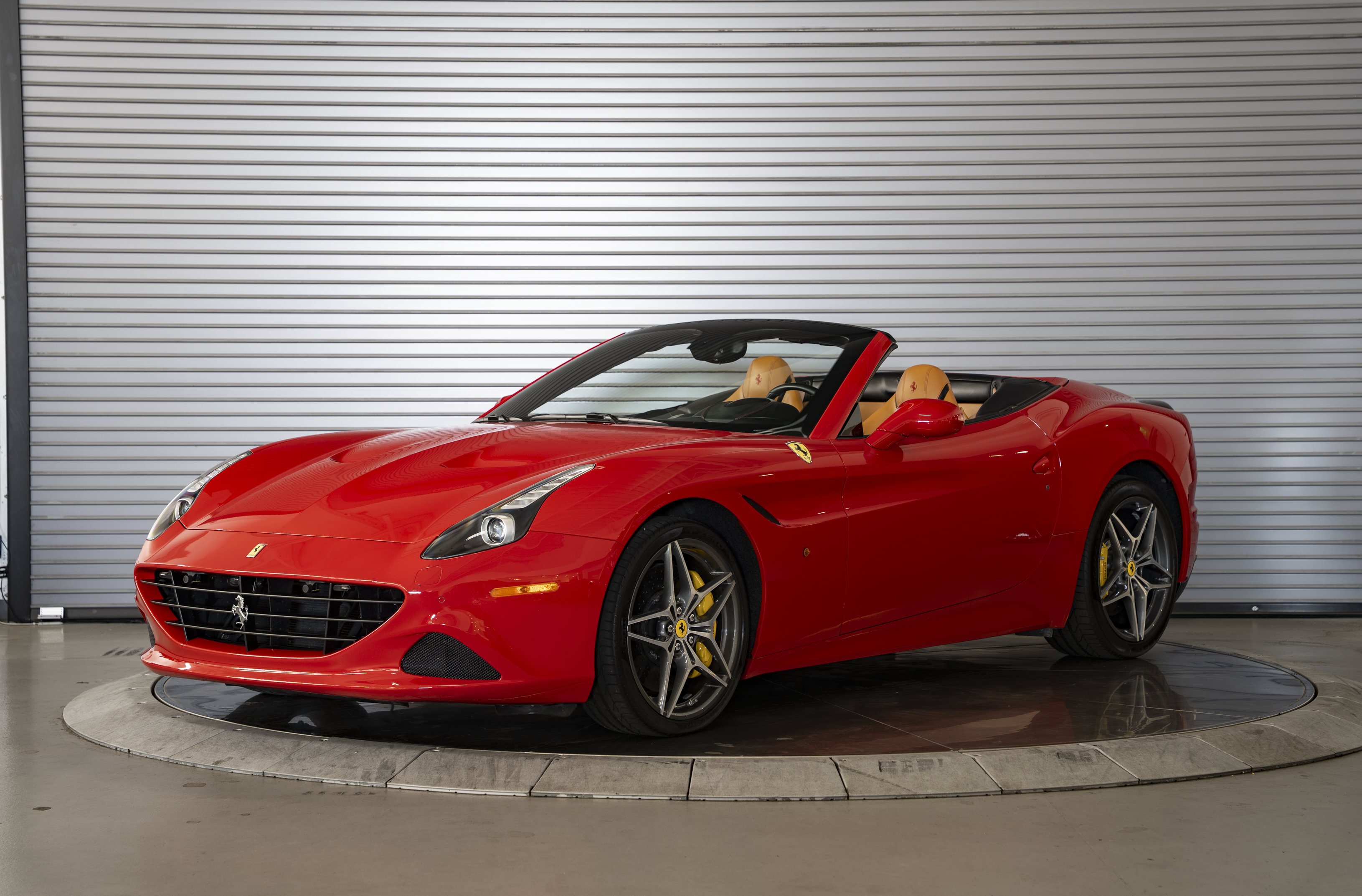 Used 2016 Ferrari California T RWD image 1