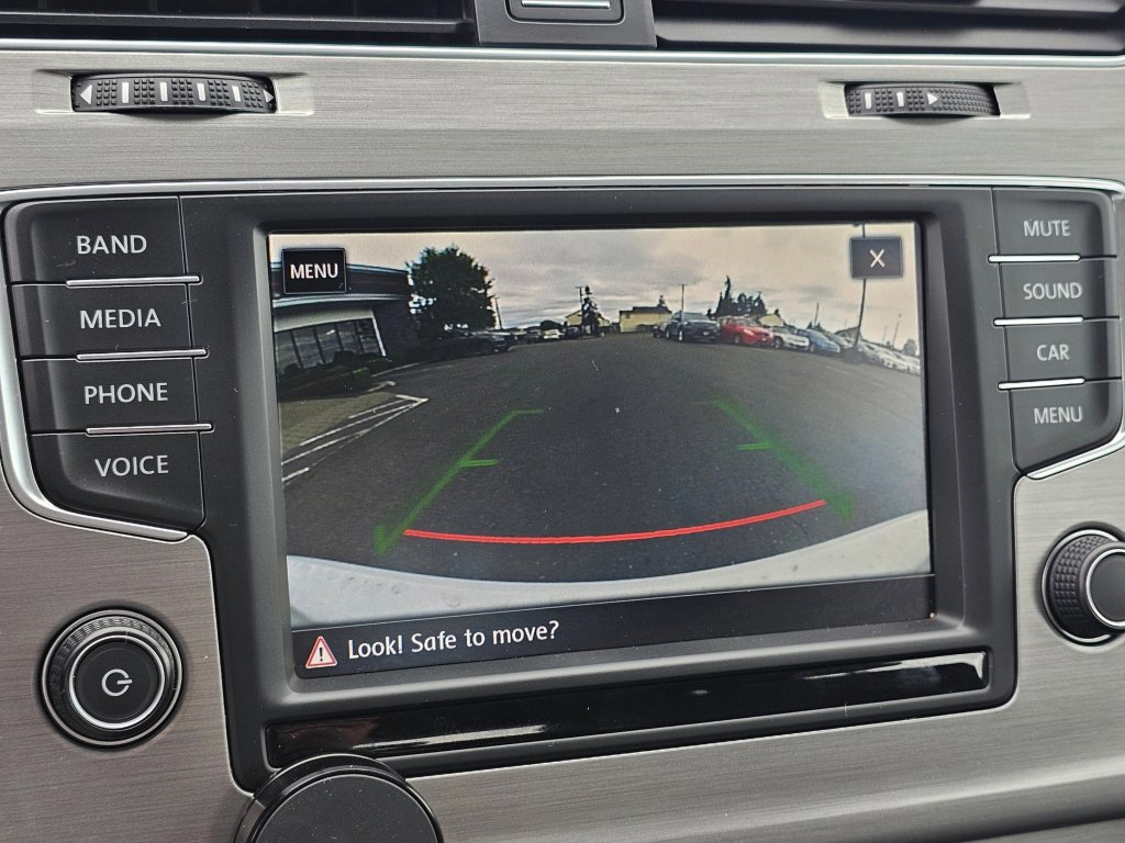 Used 2017 Volkswagen Golf S image 8