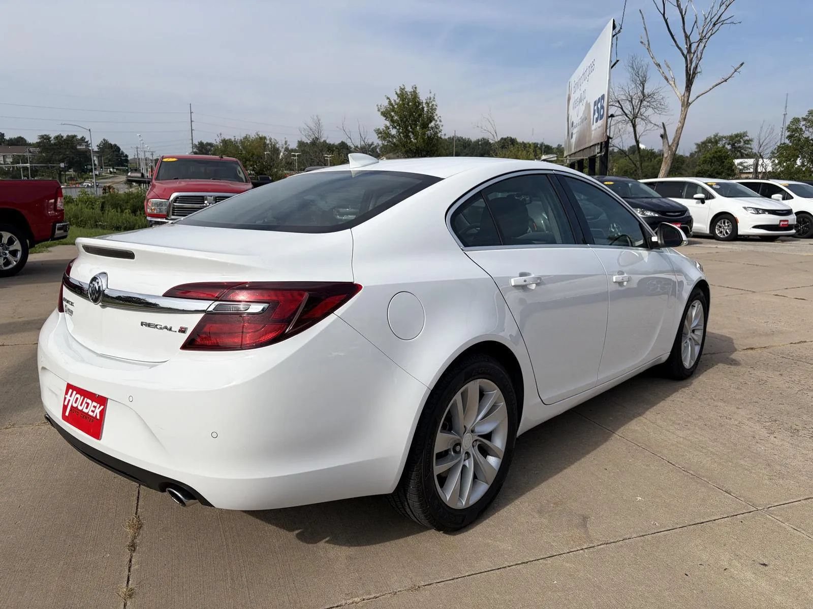 Used 2017 Buick Regal Premium FWD image 8