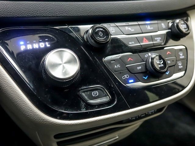 Used 2023 Chrysler Pacifica Touring-L image 20