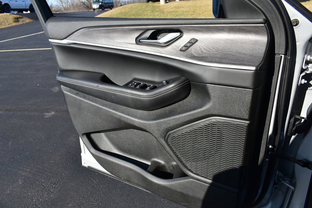 Certified 2025 Jeep Grand Cherokee Limited w/ Luxury Tech Group II image 28