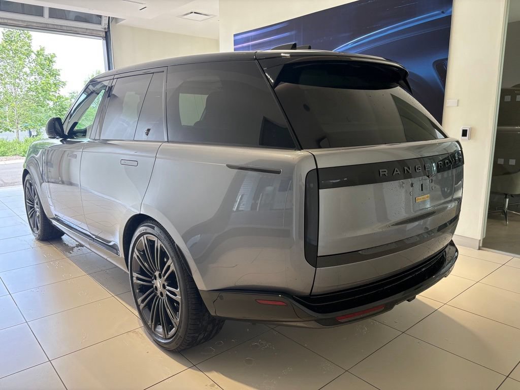 Used 2025 Land Rover Range Rover SE AWD/4WD image 2