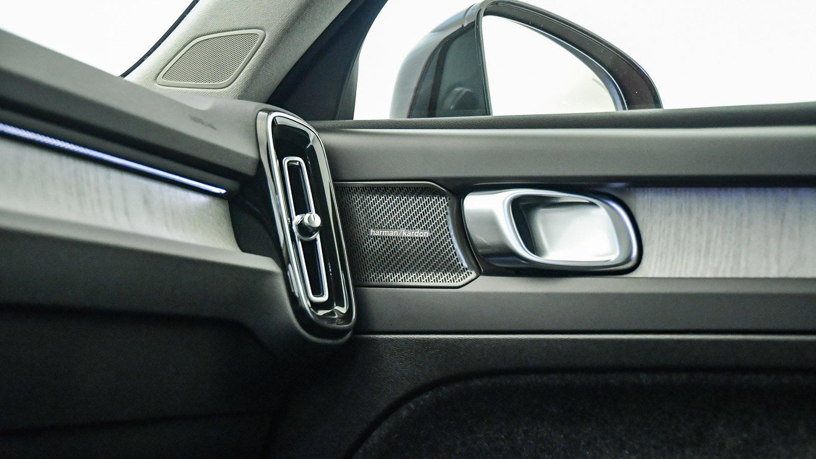 Certified 2025 Volvo XC40 B5 Ultra w/ Climate Package image 25