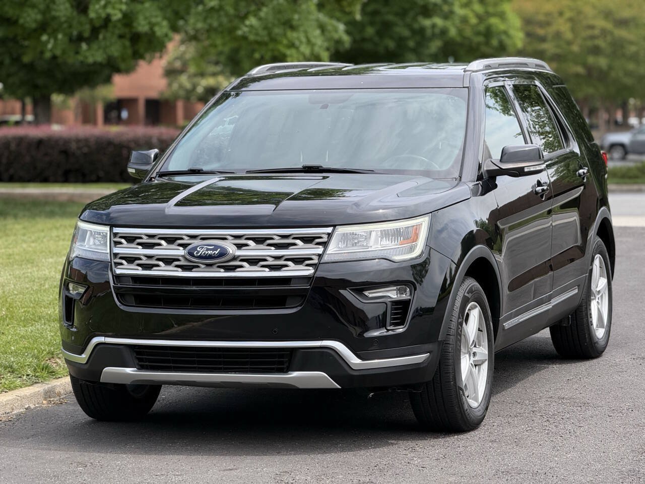 Used 2018 Ford Explorer XLT w/ Equipment Group 202A FWD image 2