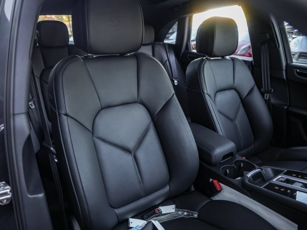 Certified 2026 Porsche Macan AWD/4WD image 38