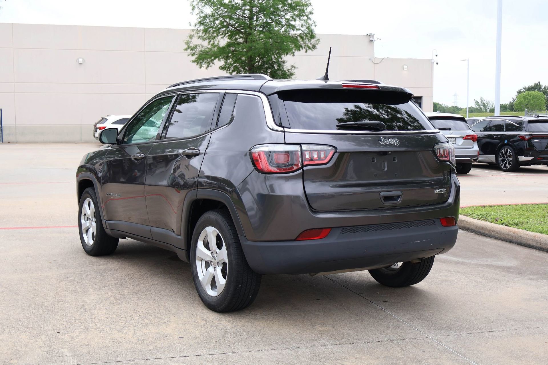 Used 2019 Jeep Compass Latitude FWD image 4