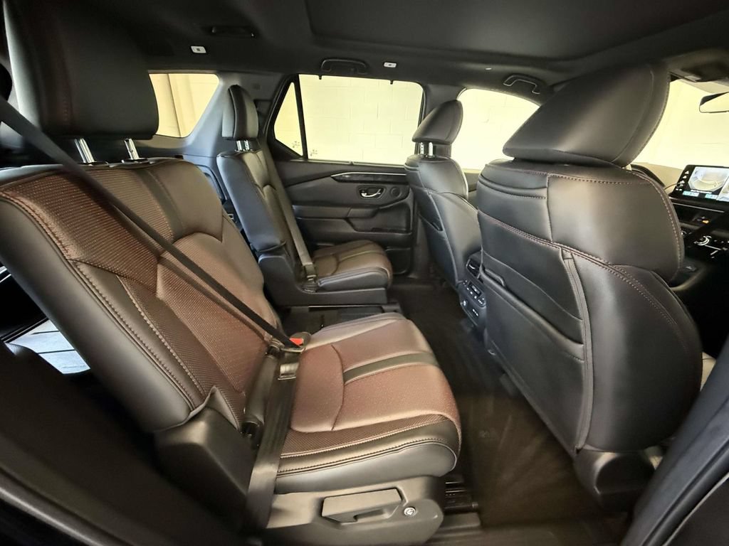 Used 2025 Honda Pilot Black Edition image 16
