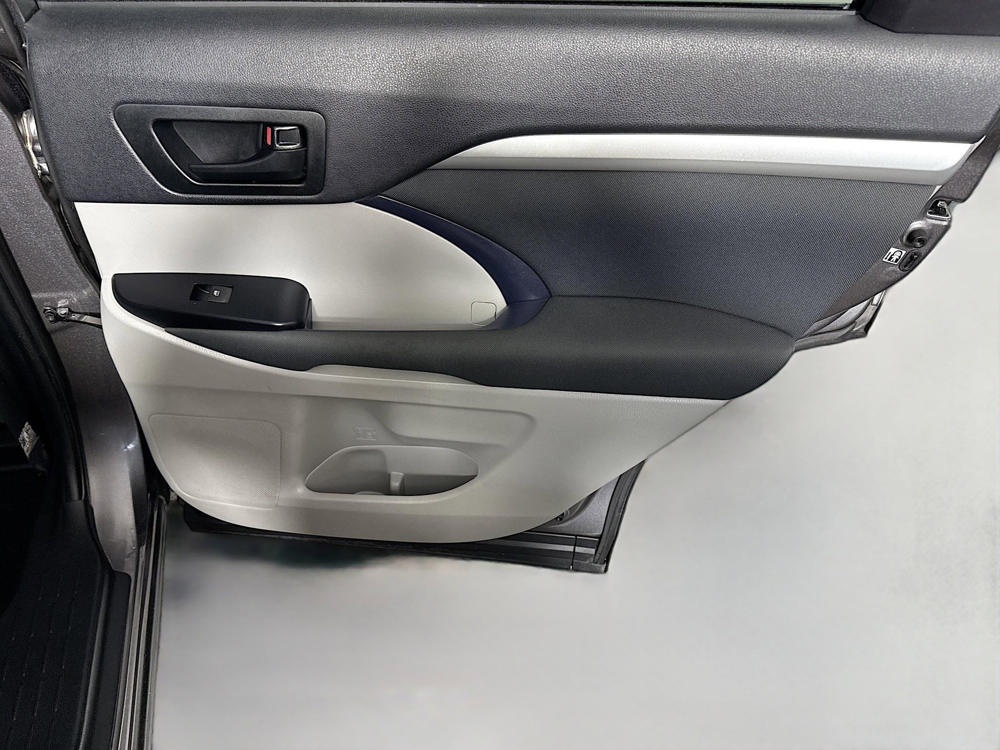 Used 2019 Toyota Highlander LE image 27