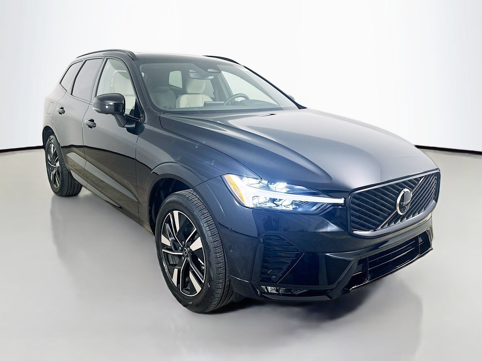 Used 2026 Volvo XC60 B5 Plus w/ Protection Package Premier AWD/4WD image 3