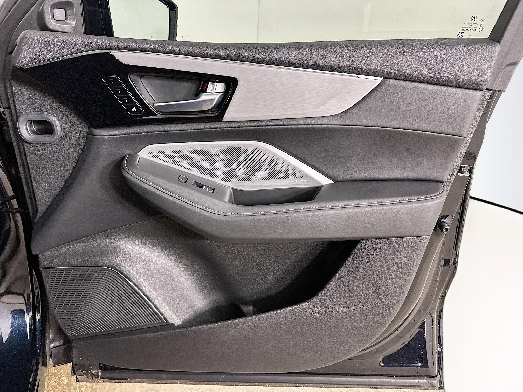 Used 2025 Acura MDX SH-AWD w/ Technology Package image 35