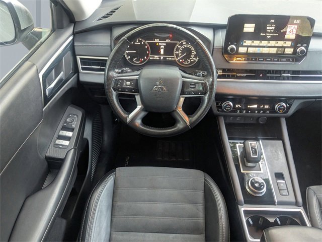 Used 2022 Mitsubishi Outlander SE image 16