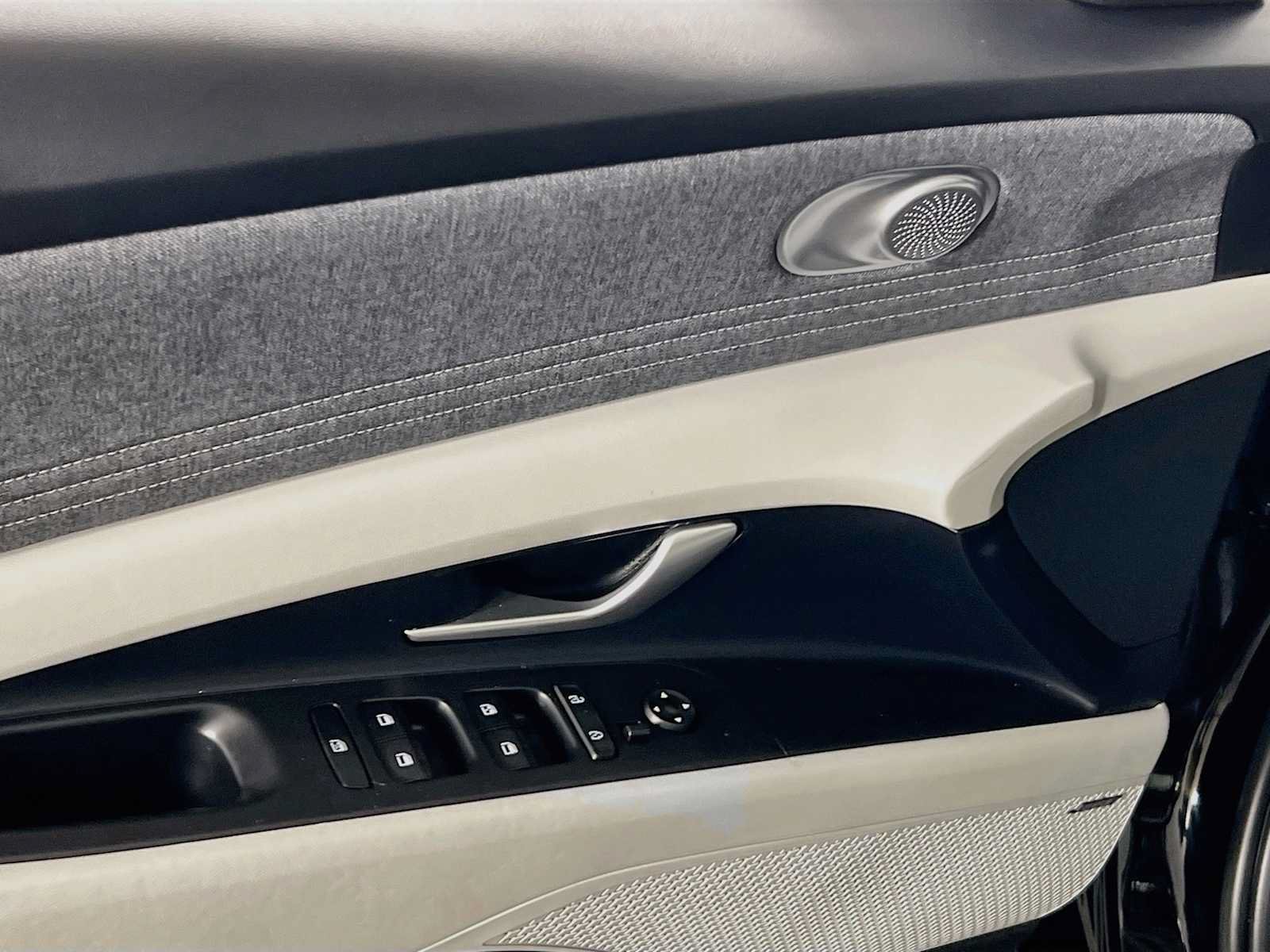 Certified 2025 Hyundai Elantra Limited FWD image 18