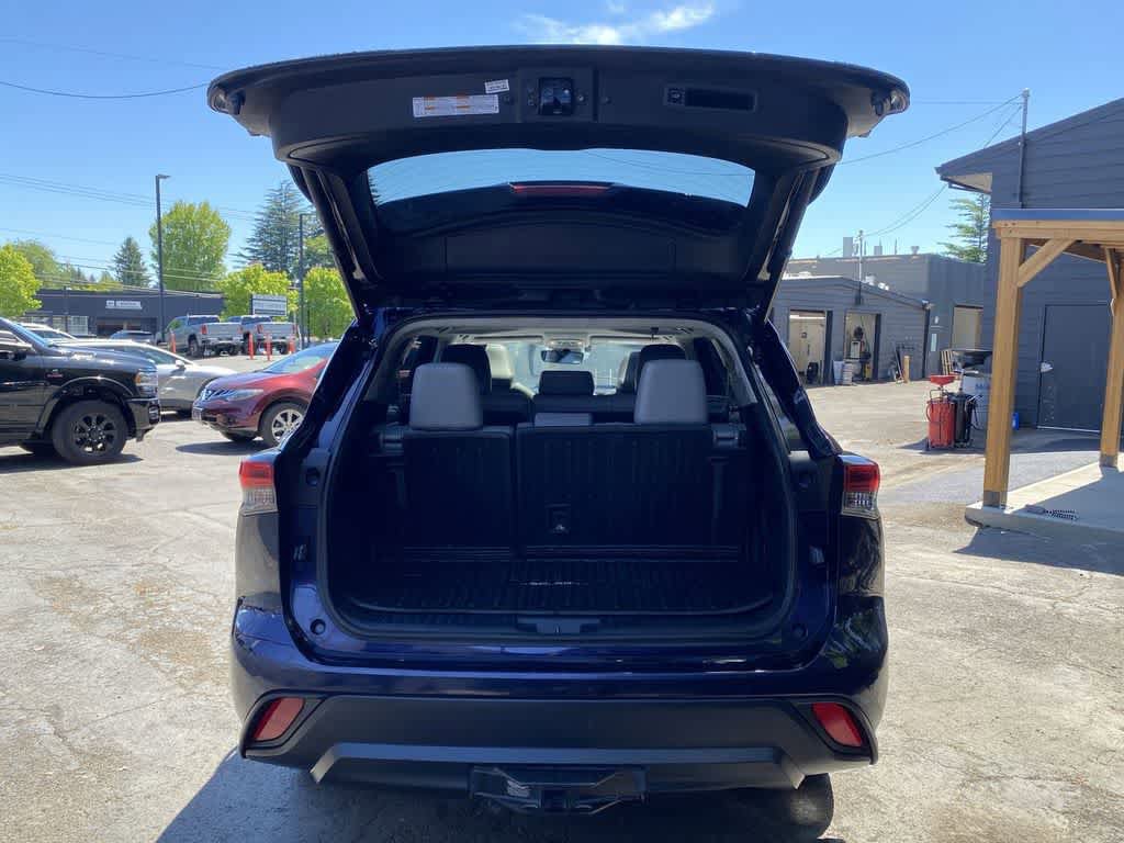 Used 2021 Toyota Highlander XLE AWD/4WD image 29