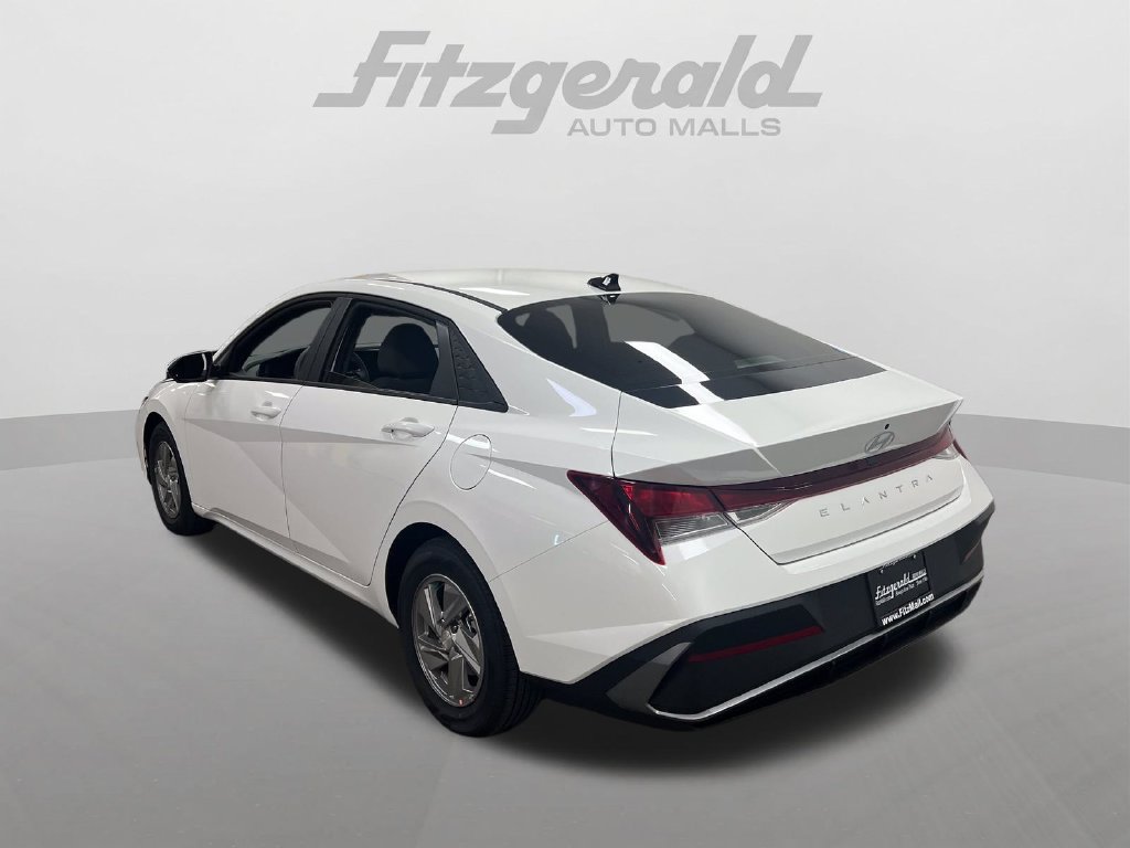 New 2026 Hyundai Elantra SE FWD image 3