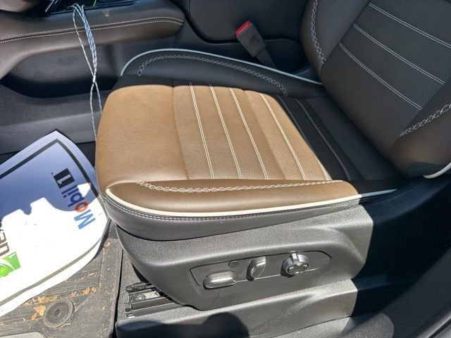 Used 2025 GMC Yukon Denali Ultimate AWD/4WD image 35