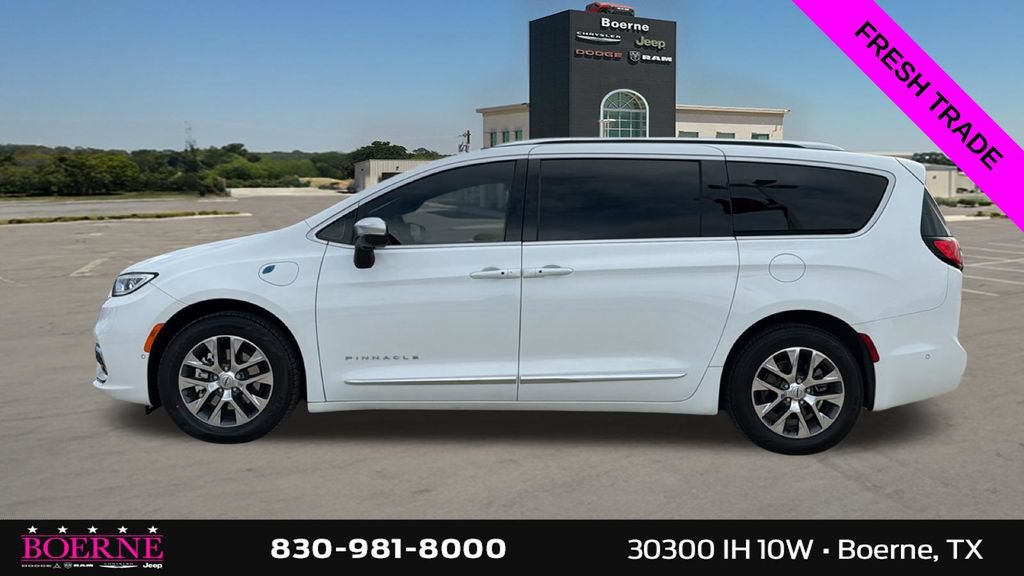 Used 2025 Chrysler Pacifica Pinnacle FWD image 6