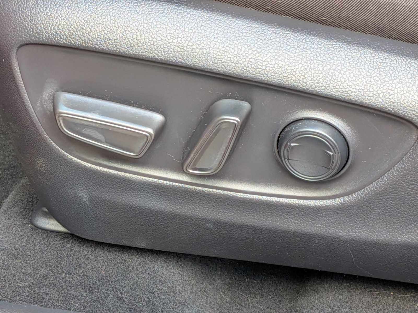 Used 2022 Toyota RAV4 SE w/ Weather & Moonroof Package image 13