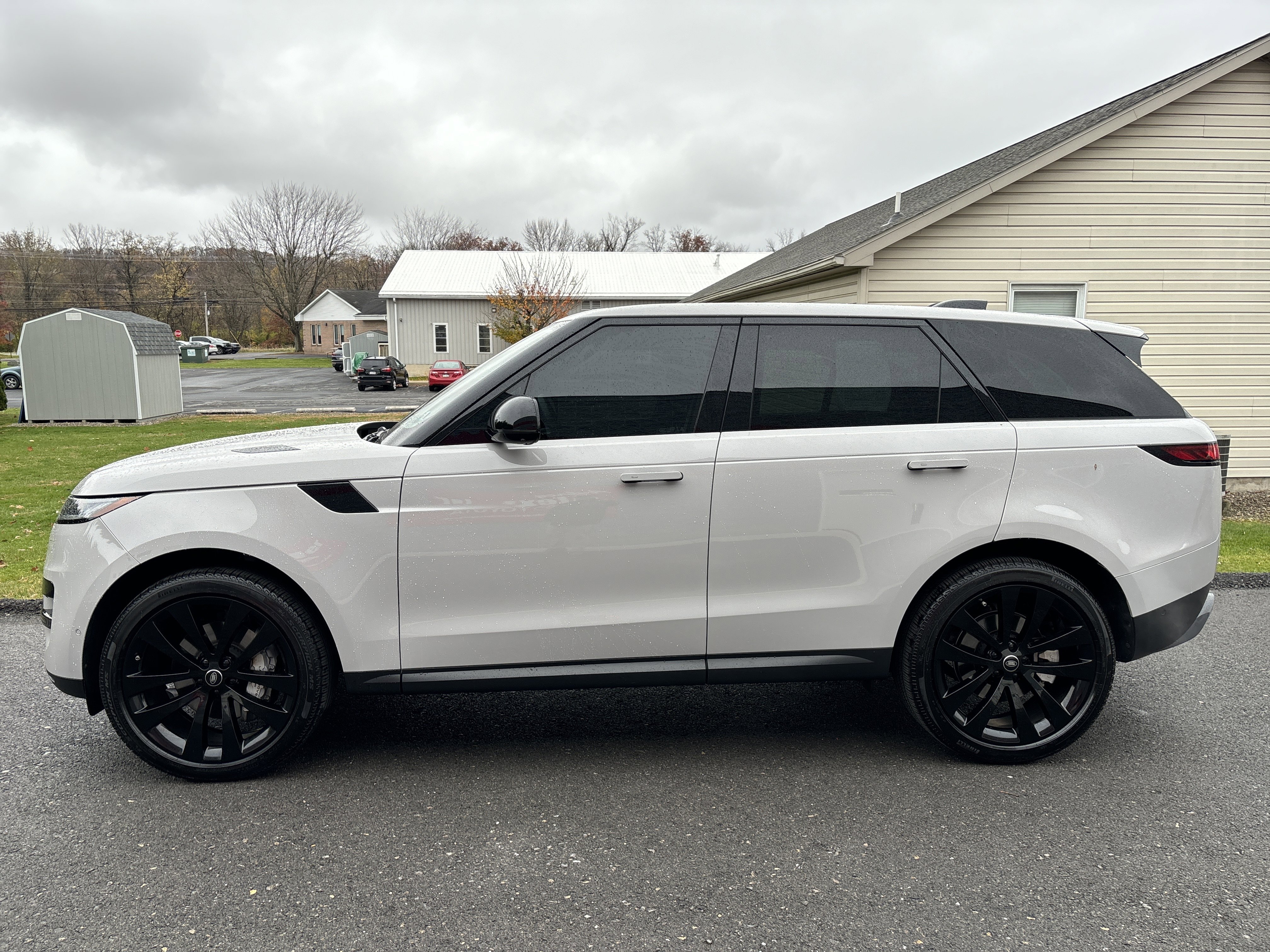 Used 2025 Land Rover Range Rover Sport SE image 7