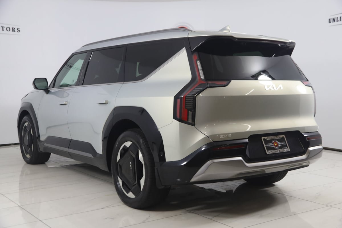Used 2024 Kia EV9 Land AWD/4WD image 4