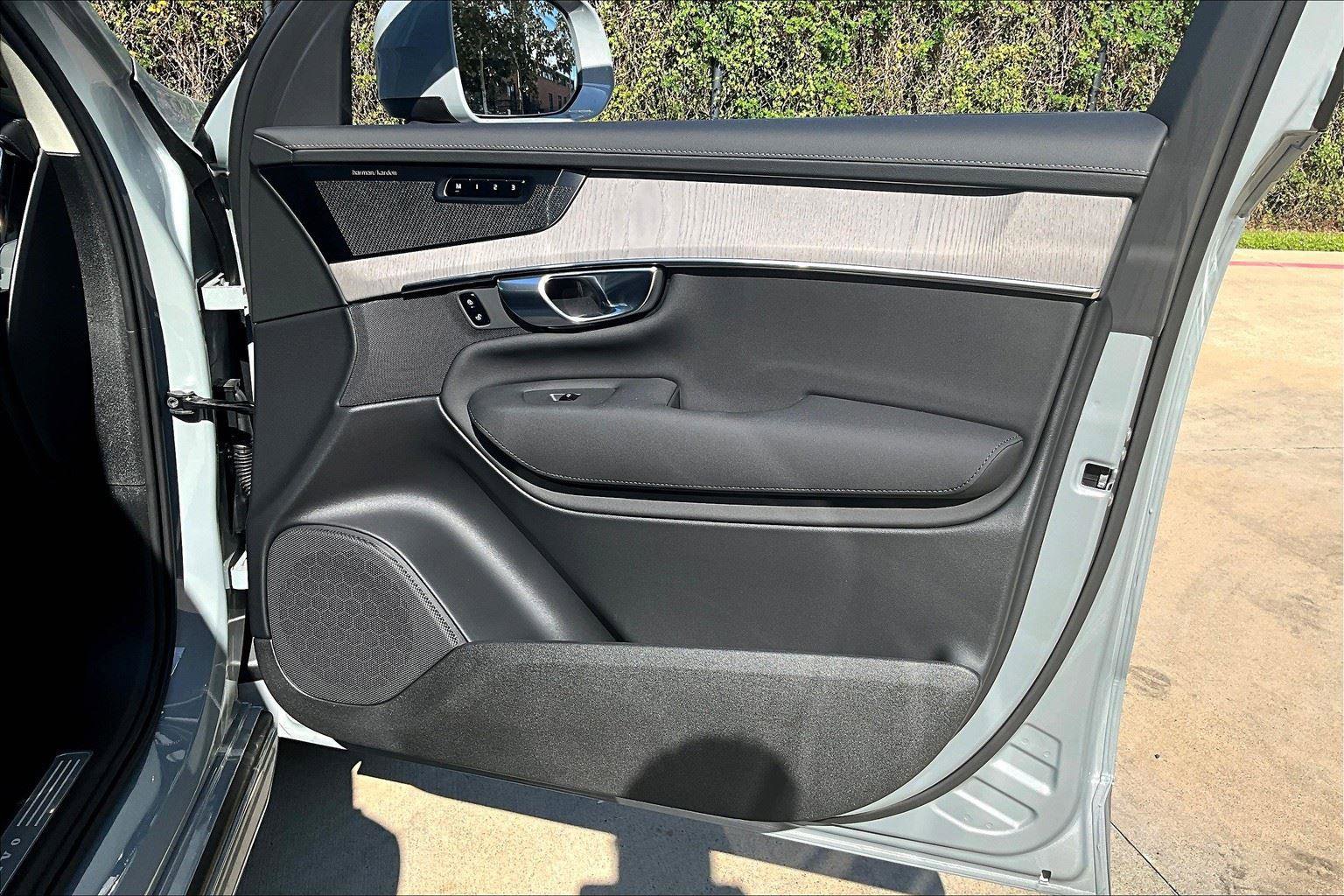 New 2026 Volvo XC90 B5 Ultra w/ Protection Package Premier image 13