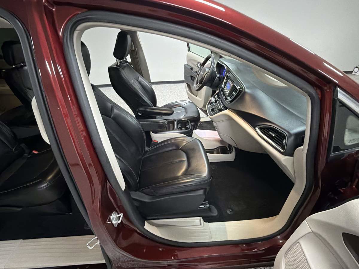Used 2020 Chrysler Voyager Lxi FWD image 30