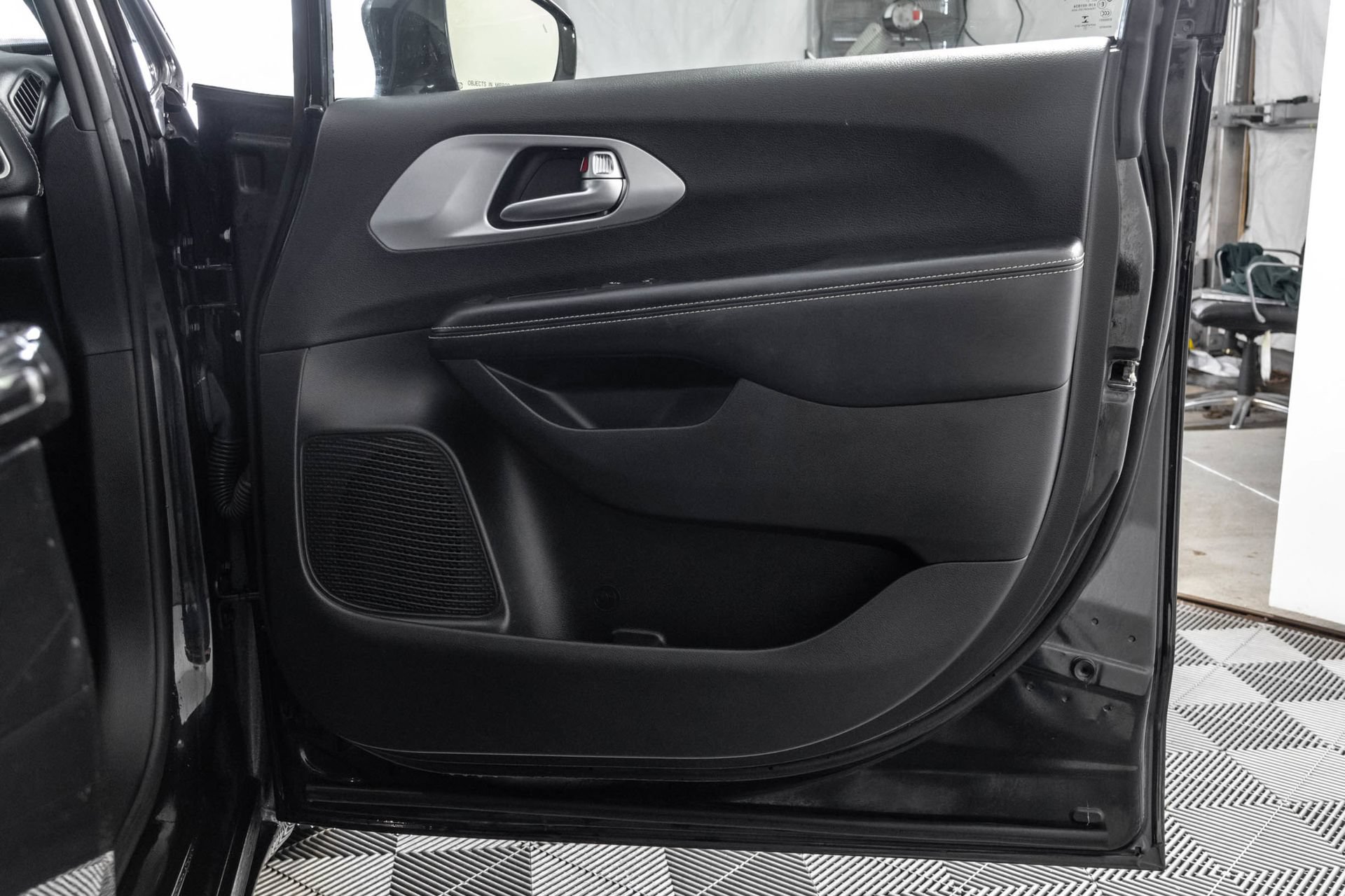 Used 2022 Chrysler Pacifica Touring-L w/ Uconnect Theater Family Group FWD image 47