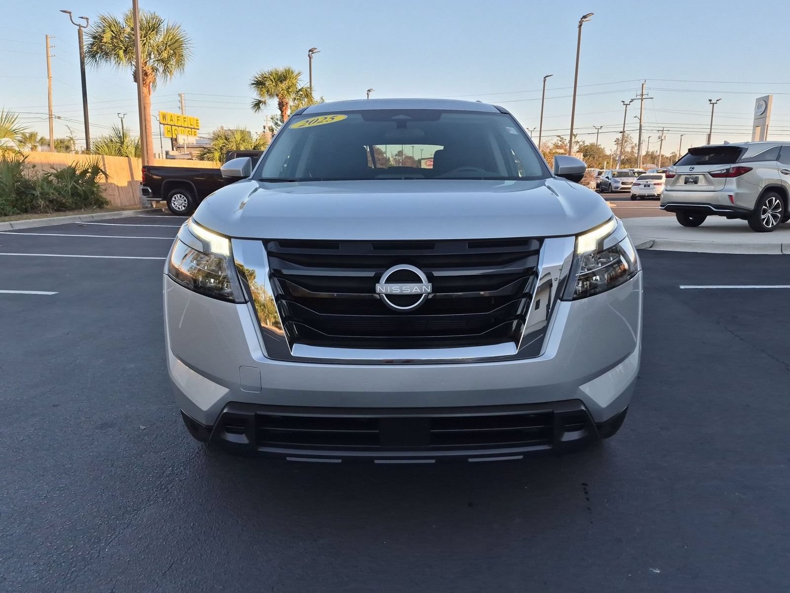 Used 2025 Nissan Pathfinder SV FWD image 2