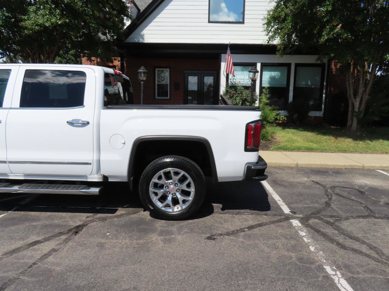 Used 2017 GMC Sierra 1500 SLT w/ SLT Premium Package AWD/4WD image 5