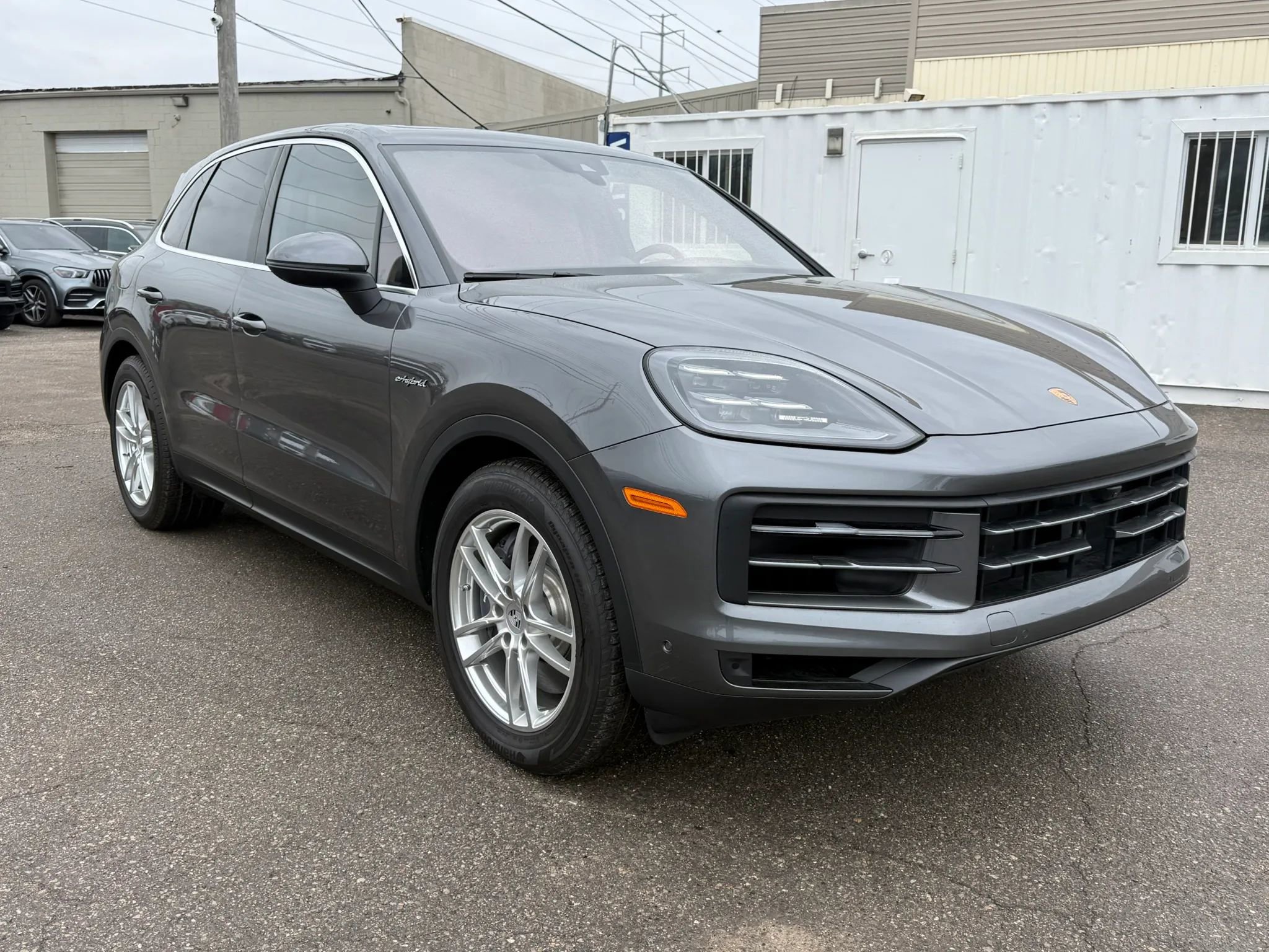 Used 2025 Porsche Cayenne E-Hybrid Sport Utility 4D w/ Premium Package Plus image 15