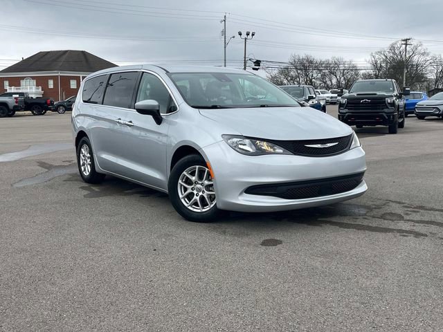 Used 2023 Chrysler Voyager LX image 3