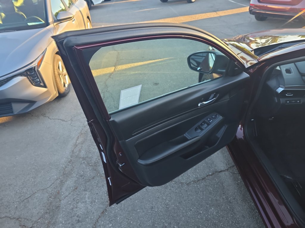 Used 2025 Nissan Altima 2.5 SV FWD image 10