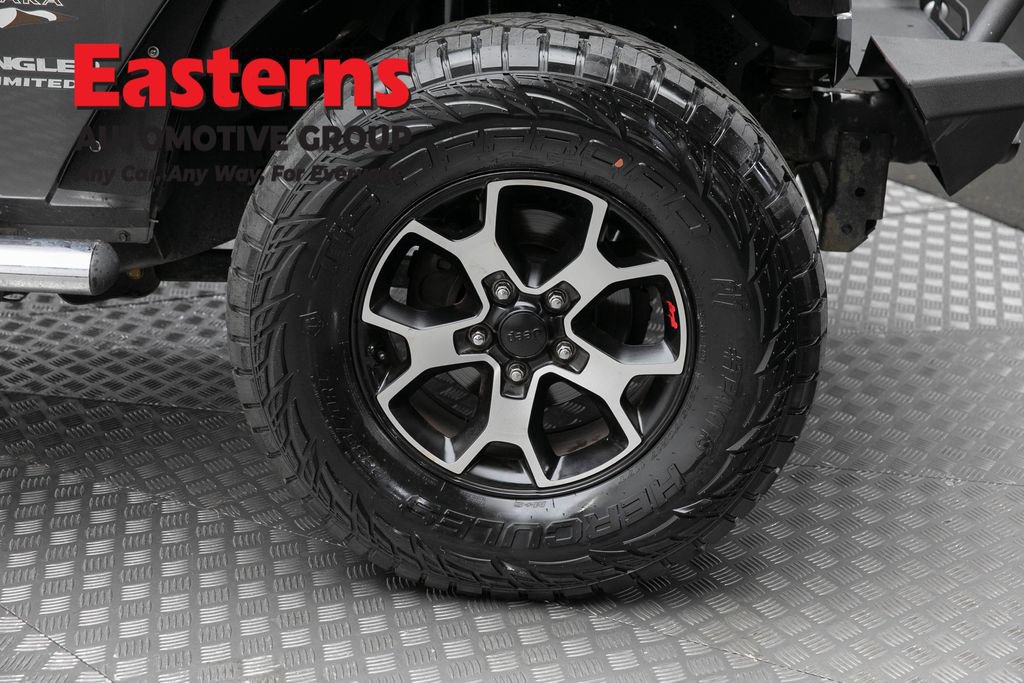 Used 2017 Jeep Wrangler Unlimited Sahara w/ Dual Top Group AWD/4WD image 31