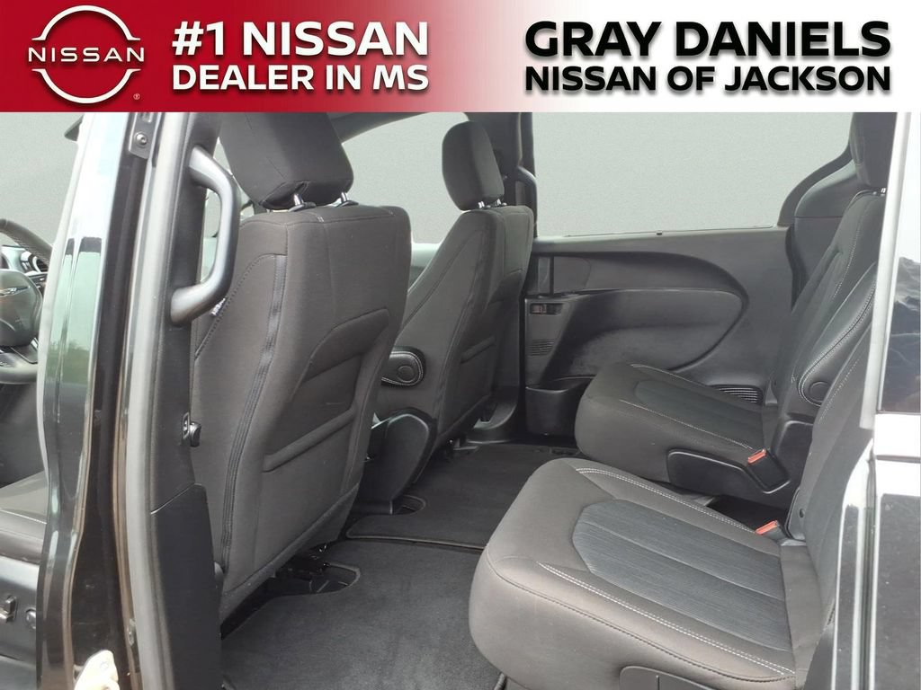 Used 2022 Chrysler Pacifica Touring FWD image 27