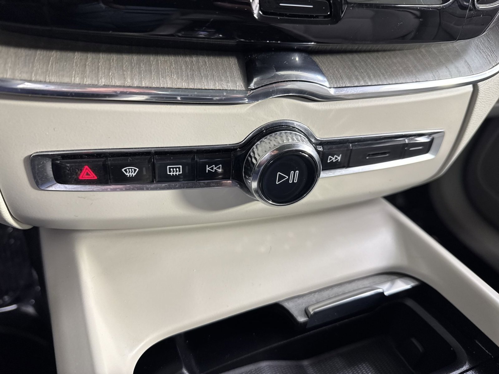 Used 2023 Volvo XC60 B6 Ultimate w/ Protection Package Premier image 38