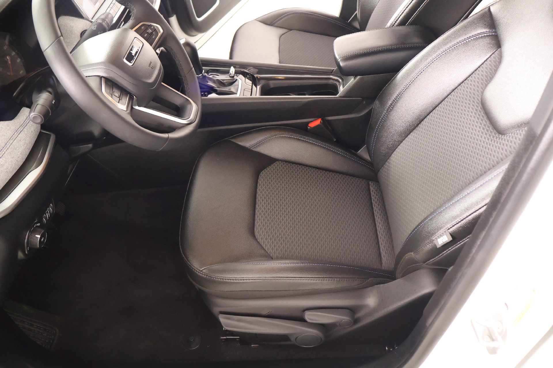 Used 2025 Jeep Compass Latitude AWD/4WD image 11