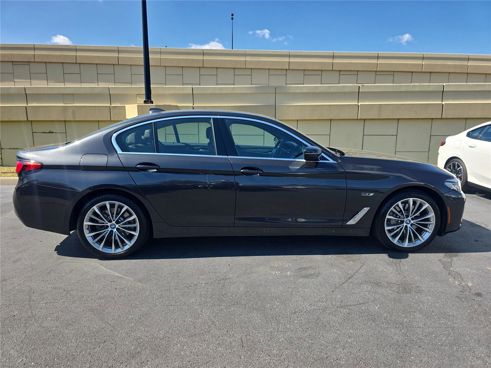 Certified 2023 BMW 530e w/ Premium Package image 2